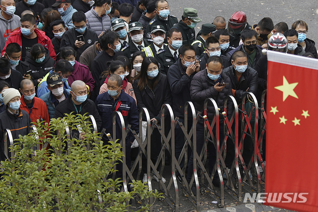 [상하이=AP/뉴시스]23일 중국 상하이 푸둥 국제공항에서 마스크를 쓴 노동자들이 코로나19 검사를 받기 위해 모여들고 있다. 중국 당국은 지난 사흘간 푸둥 국제공항을 중심으로 연속 지역 확진자가 보고되면서 시내 주거지역 3곳을 봉쇄하고 수백만 명을 검사하는 등 비상이 걸렸다. 2020.11.23.