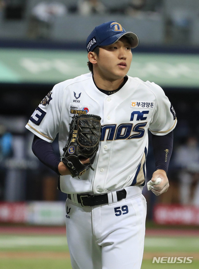 [서울=뉴시스] 박민석 기자 = 23일 오후 서울 구로구 고척스카이돔에서 열린 2020 KBO 한국시리즈 5차전 NC 다이노스와 두산 베어스의 경기, 4회초 수비를 마친 NC 구창모가 덕아웃으로 향하고 있다. 2020.11.23. mspark@newsis.com