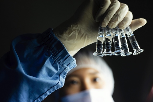 [서울=뉴시스] SK바이오사이언스 연구원이 백신 개발을 위한 R&D를 진행하고 있다.(사진=SK바이오사이언스 제공)