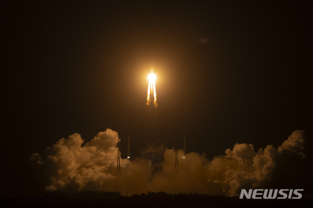 [원창=AP/뉴시스]11월 24일 중국 남부 하이난성 원창에 있는 원창우주발사장에서 창어 5호 달 탐사선을 실은 창정 5호 로켓이 발사되고 있다. 2020.11.24.