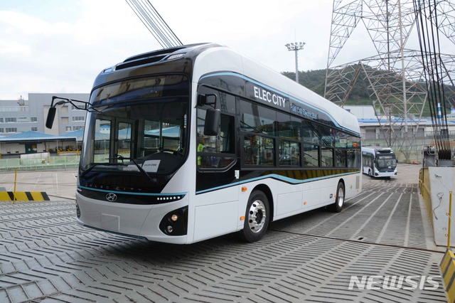 [서울=뉴시스]중동시장으로 첫 수출되는 현대차 수소전기차·수소전기버스. (사진=현대차 제공) 