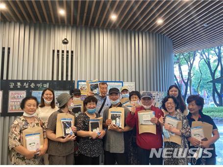 [서울=뉴시스] 두드림퀵, 노원시니어클럽 감사 선물 전달 현장사진. (사진=서울시 제공) 2020.11.26. photo@newsis.com 