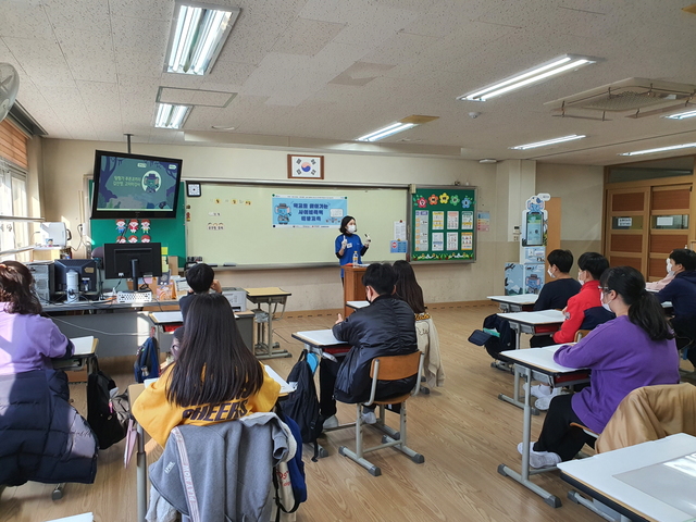 [서울=뉴시스] '푸른코끼리' 전문강사가 서울탑동초등학교 6학년 학생들을 대상으로 사이버 폭력 예방 교육을 실시하고 있다. 사진 삼성전자