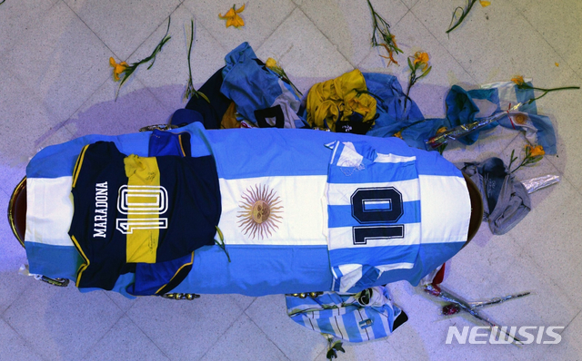[부에노스아이레스/AP]26일(현지시간) 아르헨티나 부에노스아이레스의 대통령궁에 디에고 마라도나의 유해가 담긴 관이 놓여져 있다. 이 사진은 아르헨티나 대통령궁이 공개한 사진이다.