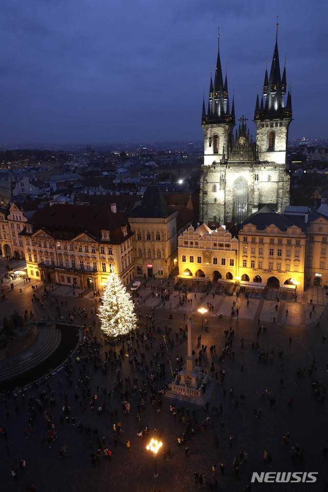 [ 프라하= AP/뉴시스] 지난 11월 28일 점화된 체코공화국 수도 프라하 구도시 중심 광장의 크리스마스 트리. 체코 보건부는 전통적인 크리스마스 시장을 올해에는 폐쇄하고 집집마다 어린이를 방문하는 산타-악마-천사의 행사도 마스크 착용과 사회적 거리두기를 지키도록 권고했다.  )