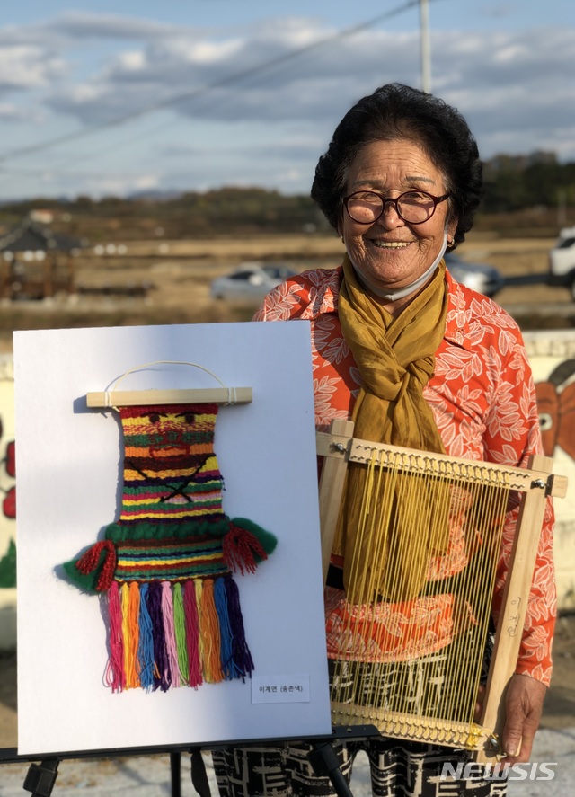 이계연(78) 할머니가 자신의 작품을 들고 있다