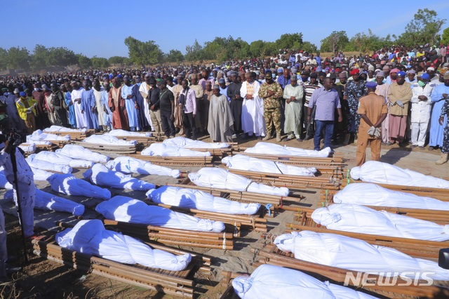 [자바르마르(나이지리아)=AP/뉴시스]29일(현지시간) 나이지리아 자바르마르에서 사람들이 보코하람 무장세력에 살해된 희생자 장례식에 참석하고 있다. 나이지리아 경찰은 이슬람 무장단체인 보코하람이 한 농장을 습격해 농민 등 주민 최소 44명이 숨졌다고 전했다. 2020.11.30.