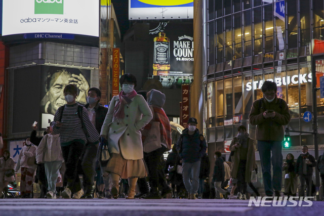 [도쿄=AP/뉴시스]지난 1일 일본 도쿄의 밤 거리를 신종 코로나바이러스 감염증(코로나19)을 예방하기 위해 마스크를 착용한 시민들이 걷고 있다. 도쿄에서는 주류를 제공하는 음식점의 영업시간이 오후 10시로 단축된 상태다. 2020.12.04.