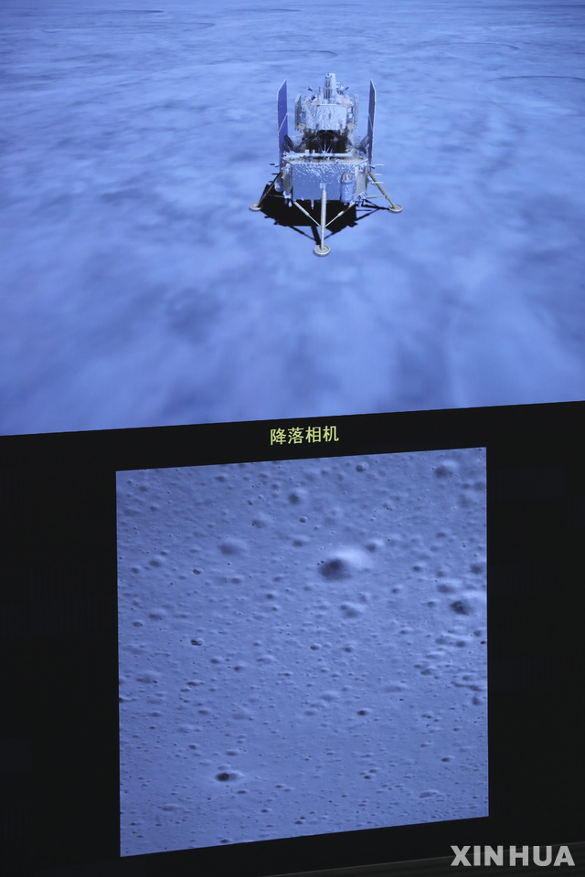 [베이징=신화/뉴시스] 달 토양샘플을 채취해 지구로 복귀하는 임무를 수행하는 중국 무인 달탐사선 창어(嫦娥) 5호가 1일 달 표면에 성공적으로 착륙해 표본 채취에 돌입했다. 창어 5호 착륙기가 달 표면에 착륙한 모습. 2020.12.02 