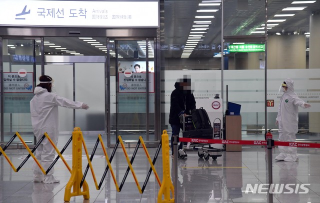 [부산=뉴시스] 하경민 기자 = 신종 코로나바이러스 감염증(코로나19) 사태로 지난 4월부터 입국제한 조치가 시행된 김해국제공항 국제선 입국이 약 8개월 만에 재개된 3일 오후 입국자들이 국제선 청사를 나서고 있다. 김해공항 국제선은 지난 4월 6일부터 코로나19 여파로 운항이 전면 중단됐다가 지난 10월 15일부터 에어부산 부산~칭다오 노선이 주1회 일정으로 운항을 재개했다. 그동안 해당 노선의 경우 출발은 김해공항에서 하지만, 코로나19 해외유입 차단을 위해 도착은 인천국제공항을 통해 이뤄졌다. 2020.12.03. yulnetphoto@newsis.com