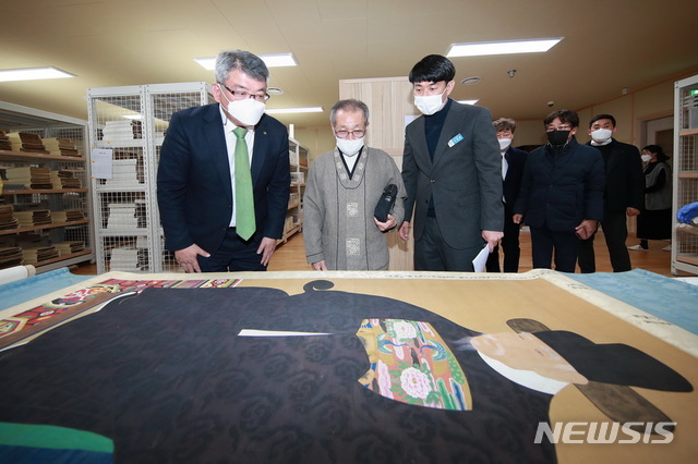 약포 정탁의 15대손 정경수(가운데)씨가 김학동 예천군수와 정탁의 초상화를 살펴보고 있다