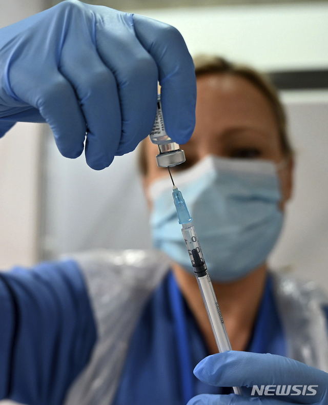 [글래스고=AP/뉴시스]영국에서 처음으로 화이자 백신 접종이 시작된 2020년 12월 8일(현지시간) 간호사가 예방접종을 준비하고 있다. 2020.12.08. 