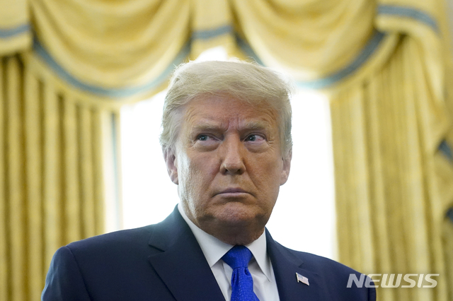 [워싱턴=AP/뉴시스]도널드 트럼프 미국 대통령이 지난 7일 백악관 집무실에 서 있는 모습. 2020.12.18.