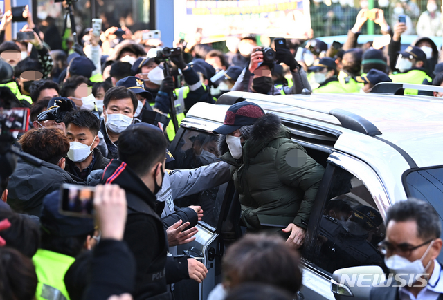 [안산=뉴시스] 김종택기자 = 초등학생을 납치·성폭행하는 범행을 저질러 12년을 교도소에서 복역해 출소한 조두순이 12일 오전 경기도 안산시 단원구 자신의 거주지로 들어가고 있다. 2020.12.12.jtk@newsis.com