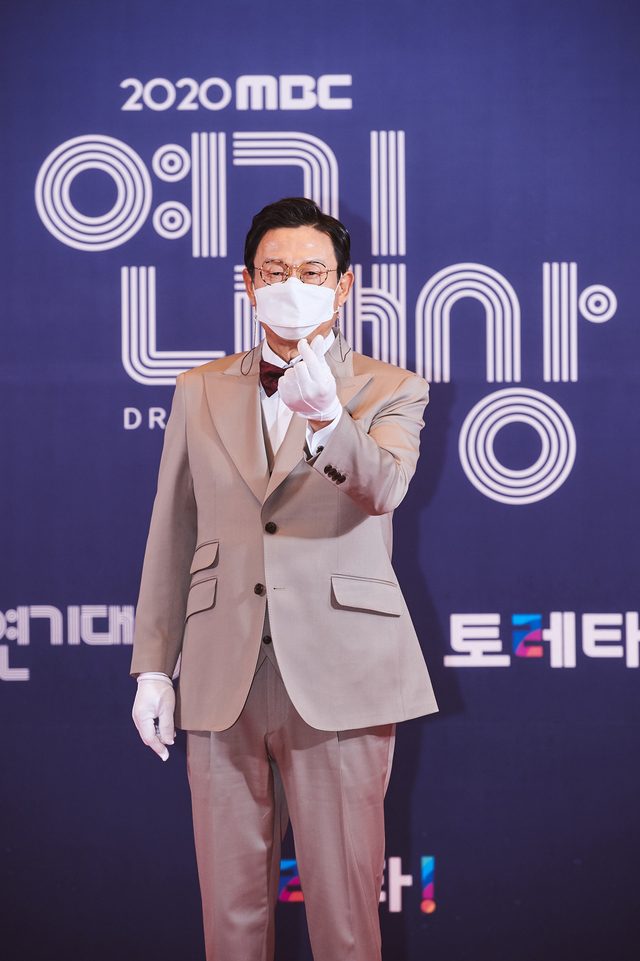 [서울=뉴시스] 30일 오후 생방송된 '2020 MBC 연기대상'에 참석한 배우 김응수 (사진 = MBC) photo@newsis.com