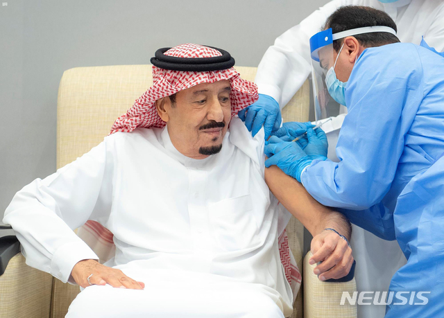 [네옴=AP/뉴시스]국영 SPA 통신이 공개한 사진에 살만 빈 압둘아지즈(85) 사우디 국왕이 지난 1월8일(현지시간) 사우디아라비아 네옴에서 화이자·바이오엔테크 코로나19 백신을 접종하고 있다. 2021.03.07