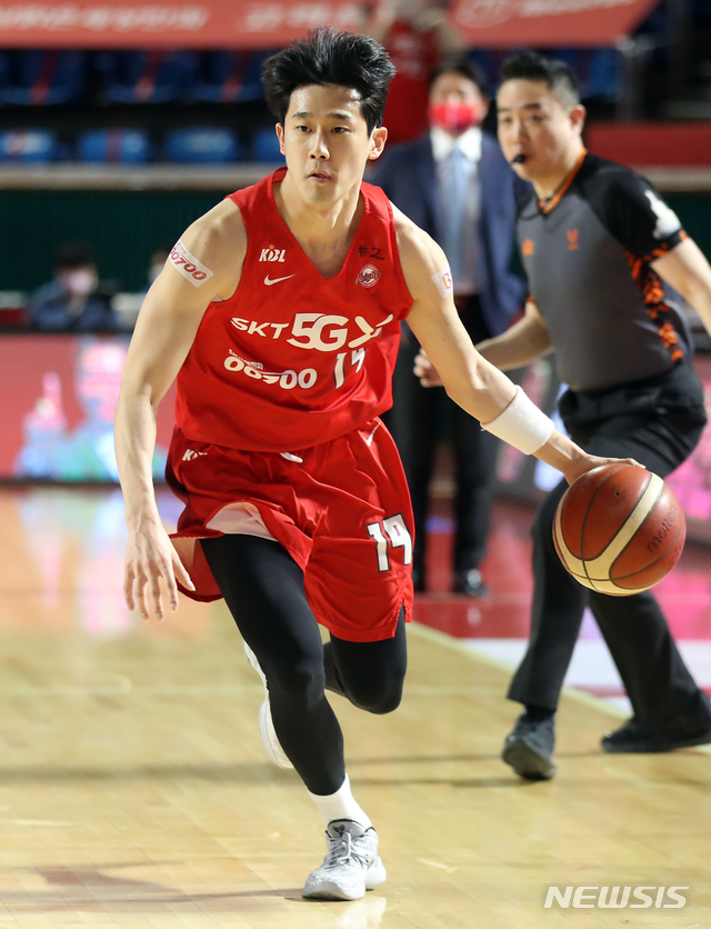 [서울=뉴시스]이윤청 기자 = 11일 오후 서울 송파구 잠실학생체육관에서 열린 KBL 프로농구 서울 SK 나이츠와 서울 삼성 썬더스의 경기, SK 최성원이 드리블하고 있다. 2021.01.11. radiohead@newsis.com