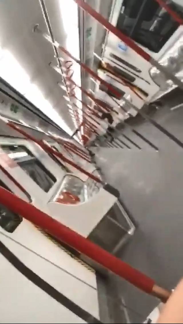 [서울=뉴시스] 홍콩 경찰이 최근 인터넷에서 확산되는 ‘전철 성관계’ 영상에 대한 수사에 착수했다. 해당 영상에 포함된 홍콩 전철 모습. 