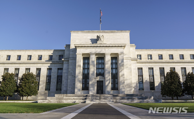 연준, 이번주 FOMC 회의… “99.5% 동결” 예측 속 금리 전망은