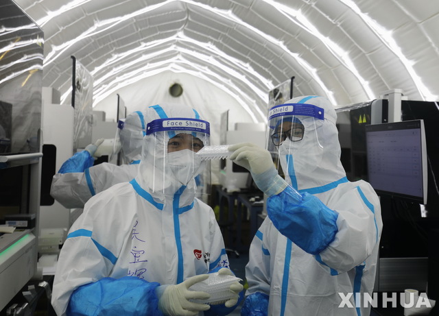 [스좌장=AP/신화]중국 허베이성 스좌장의 코로나19 핵산 검사 연구소. 2021.1.26.