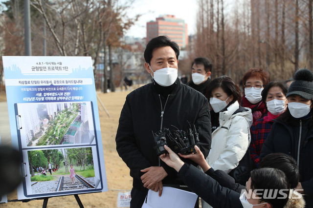 [서울=뉴시스]국회사진기자단 = 서울시장 보궐선거 후보로 나선 국민의힘 오세훈 전 시장이 27일 ‘연트럴 파크'로 불리우는 서울 마포구 연남동 경의선숲길공원에서 ’균형발전 프로젝트 1탄‘ 선거 공약을 발표하고 있다. 2021.01.27. photo@newsis.com