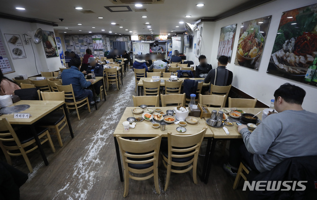 [서울=뉴시스]고승민 기자 = 28일 서울의 한 식당에서 손님들이 거리두기를 하며 식사를 하고 있다. 2021.01.28. kkssmm99@newsis.com