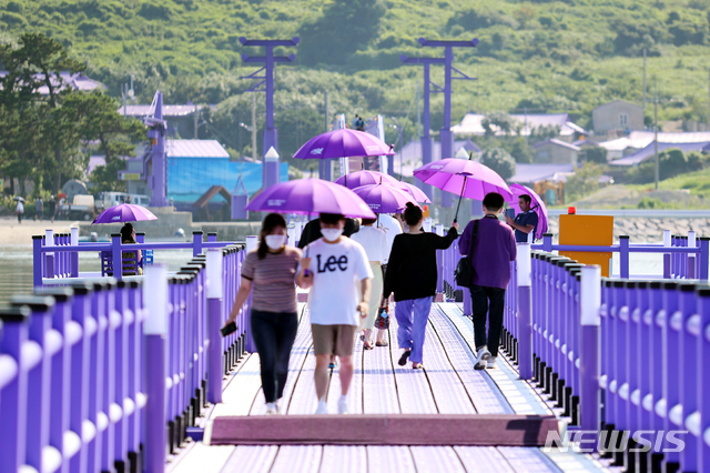 [신안=뉴시스] 신안 퍼플교 문브릿지. 