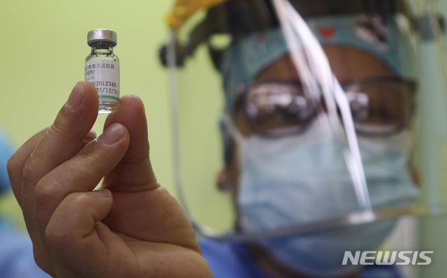 [리마=AP/뉴시스] 지난 2월9일(현지시간) 페루 수도 리마의 공공병원에서 한 의사가 중국의 시노팜 백신을 의료진에 접종하기 전 백신을 들어 보여주고 있다. 페루는 2월7일 밤 시노팜 백신이 도착해 9일부터 백신 접종을 시작했다. 2021.02.10.
