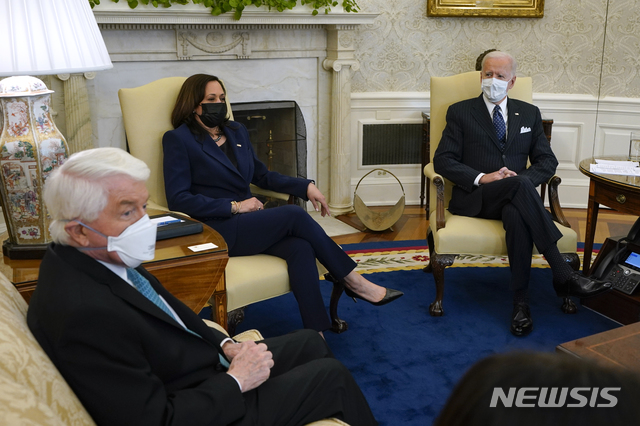 [워싱턴=AP/뉴시스] 조 바이든(오른쪽) 미국 대통령이 9일(현지시간) 백악관 집무실에서 신종 코로나바이러스 감염증(코로나19) 사태로 인한 사회·경제 대응을 논의하고 있다. 2021.02.10.