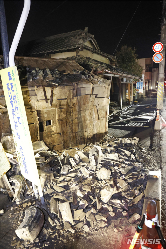 [고리마치=AP/뉴시스]지난 14일 일본 후쿠시마현 고리마치의 한 주택이 전날 밤 지진으로 파손돼 있다. 2021.02.14.