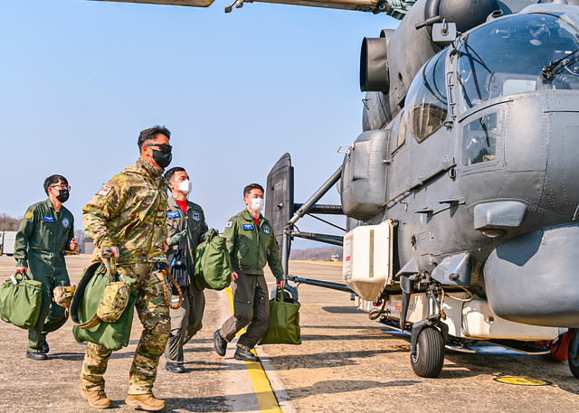 [서울=뉴시스]공군 제6탐색구조전대 HH-32 조종사와 항공구조사들이 22일 경상북도 안동지역 산불 진화를 위해 HH-32 헬기로 긴급 출동하고 있다. (사진=공군 제공) 2021.02.22. photo@newsis.com *재판매 및 DB 금지