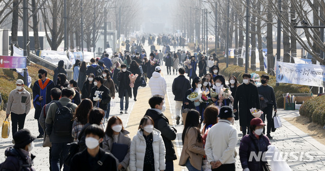 [서울=뉴시스]홍효식 기자 = 연세대 2021년 2월 온라인 비대면 학위수여식이 열린 지난 2월22일 서울 서대문구 연세대학교에서 졸업생들과 가족들이 기념사진을 남기기 위해 이동하고 있다. 2021.02.22. yesphoto@newsis.com