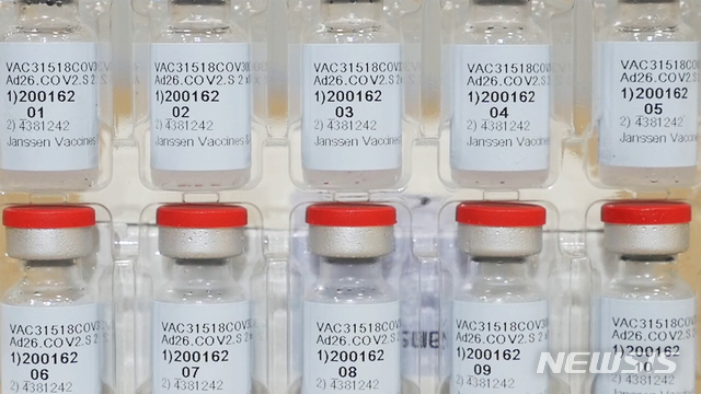 [AP/뉴시스] 지난해 12월2월(현지시간) 존슨앤드존슨이 제공한 신종 코로나바이러스 감염증(코로나19) 백신 사진. 2021.02.26. 