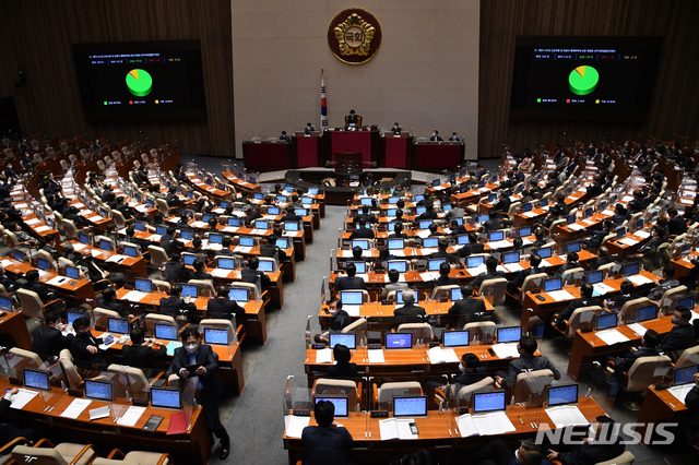 [서울=뉴시스]최동준 기자 = 26일 서울 여의도 국회에서 열린 본회의. (공동취재사진) 2021.02.26. photo@newsis.com