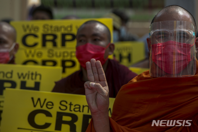 [만달레이=AP/뉴시스]미얀마 승려들이 27일 미얀마 제2의 도시 만달레이에서 저항의 상징인 '세 손가락 경례'를 하면서 선두에서 군부 쿠데타에 항의하는 시위에 참여하고 있다. 2021.02.27.