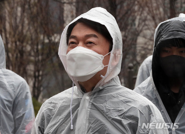 [서울=뉴시스]국회사진기자단 = 서울시장 보궐선거에 출마한 안철수 국민의당 대표가 1일 오후 서울 중구 손기정 체육공원을 18세 유권자 청소년들과 함께 방문해 손기정 동상에 참배 후 발언하고 있다. 2021.03.01. photo@newsis.com