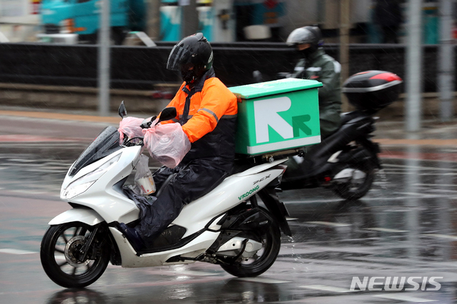 [서울=뉴시스]지난 3월 서울 도심에서 라이더들이 비가 내리는 가운데 배달을 하고 있다. (사진=뉴시스DB). 2021.03.01. photo@newsis.com