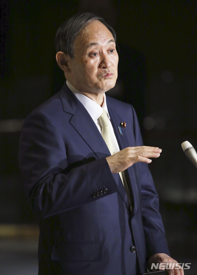 [도쿄=AP/뉴시스]스가 요시히데 일본 총리가 도쿄 총리 관저에서 기자들에게 발언하고 있다. 2021.03.04. 