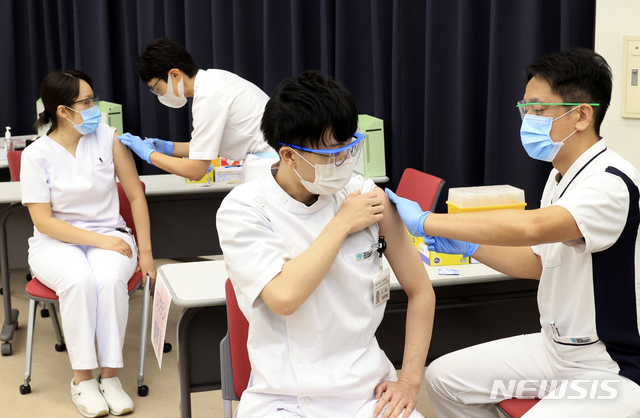 [도쿄=AP/뉴시스]지난 5일 일본 도쿄 소재 도쿄도립 고마고메 병원 암·감염증센터에서 의료종사자들이 제약사 화이자의 코로나19 백신을 접종 받고 있다. 2021.03.09.