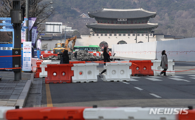 [서울=뉴시스]조수정 기자 = 7일 오후 폐쇄된 서울 광화문광장 서측도로에서 서울시관계자들이 공사 하고 있다. 2021.03.07. chocrystal@newsis.com