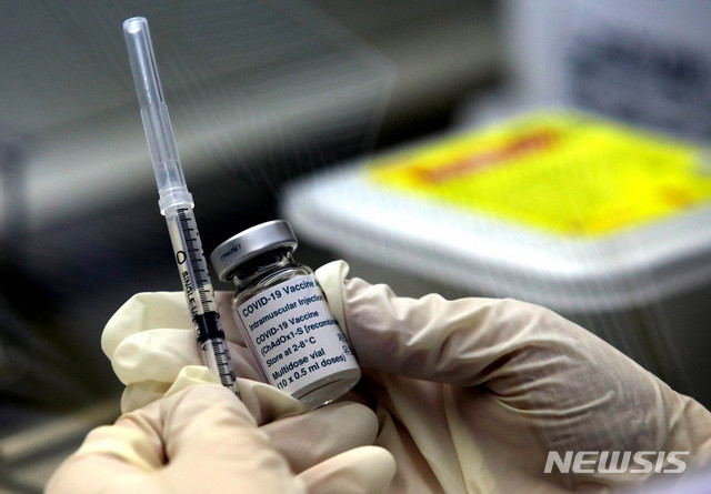 [서울=뉴시스]최진석 기자 = 지난 3월15일 오후 간호사들이 백신 소분 과정을 시연하고 있다. (공동취재사진) 20201.03.15. photo@newsis.com