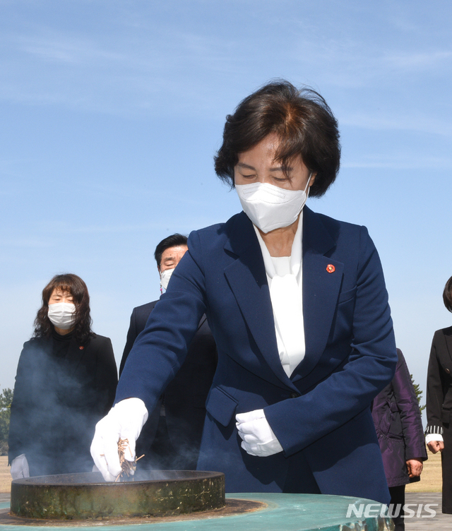 [제주=뉴시스]우장호 기자 = 추미애 전 법무부 장관이 17일 오전 제주시 봉개동 제주4·3평화공원을 방문해 제주4·3 희생자 영령에 참배하고 있다. 2021.03.17. woo1223@newsis.com