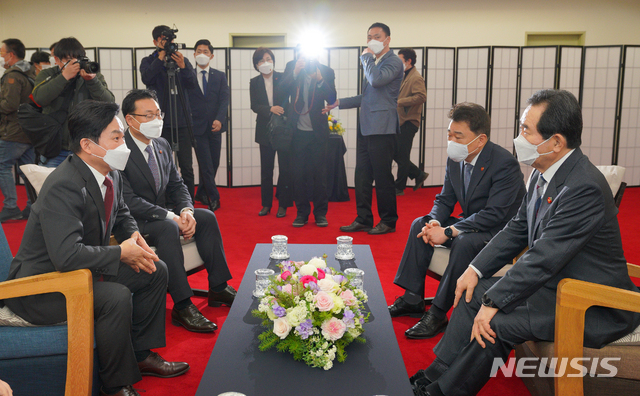 [제주=뉴시스]우장호 기자 = 정세균 국무총리가 19일 오후 제주도청 2층 삼다홀을 찾아 원희룡 지사와 환담을 나누고 있다. 2021.03.19. woo1223@newsis.com