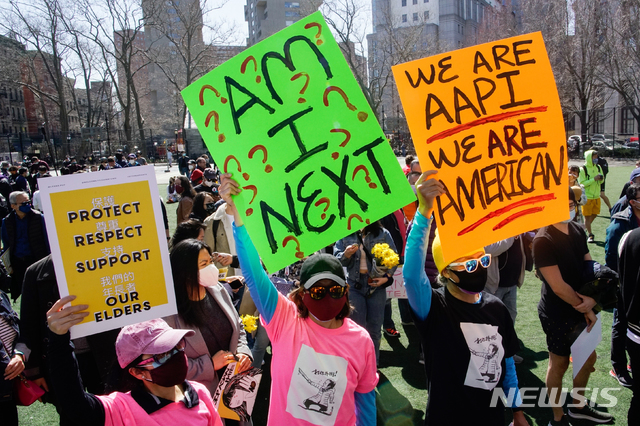 [뉴욕=AP/뉴시스]21일(현지시간) 미국 뉴욕의 맨해튼 자치구 차이나타운 내 콜럼버스 공원에서 시위대가 아시아계 미국인을 대상으로 한 증오와 늘어나는 폭력에 반대하는 집회를 열고 손팻말을 들고 있다. 2021.03.22.