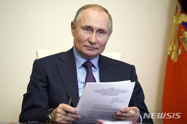 [모스크바=AP/뉴시스]블라디미르 푸틴 러시아 대통령이 22일(현지시간) 모스크바 외곽 노보-오가르요보 사저에서 백신 생산 관련 화상회의를 하고 있다. 2021.03.23.
