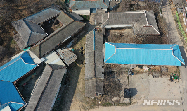 [용인=뉴시스] 김종택기자 = 경기도가 용인 SK하이닉스 반도체 클러스터 개발예정지와 맞닿은 토지를 가족회사 명의로 매입한 사실이 드러난 퇴직 공무원 A씨를 경찰에 고발한다고 밝혔다. 사진은 23일 A씨의 부인이 대표로 있는 회사가 매입한 경기도 용인시 처인구 원삼면 독성리 일대 대지와 건물. 2021.03.23.jtk@newsis.com