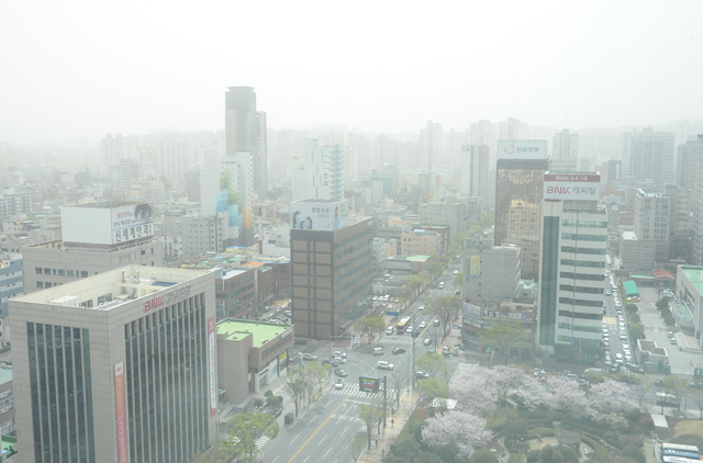 [울산=뉴시스] 배병수 기자 =울산에 황사 경보가 내려진 29일 오전 남구 시청 옥상에서 바라본 울산 도심이 미세먼지로 가득차 있다. 2021.03.29. bbs@newsis.com