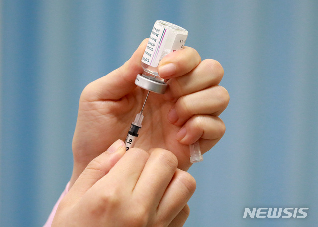 AZ백신 절반 용량만 접종한 병원…"백신 위탁계약 해지"