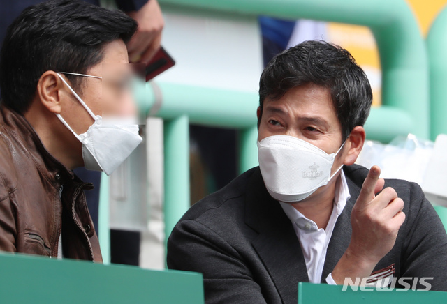 [인천=뉴시스]고승민 기자 = 4일 인천SSG랜더스필드에서 열린 2021 KBO 리그 롯데 자이언츠 대 SSG 랜더스 경기를 찾은 정용진 신세계그룹 부회장이 관계자와 대화하고 있다. 2021.04.04. kkssmm99@newsis.com