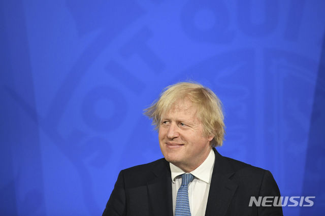 [런던=AP/뉴시스] 보리스 존슨 영국 총리가 4월5일(현지시간) 영국 런던의 다우닝가에서 코로나19 관련 화상 기자회견을 하고 있다. 2021.05.15.